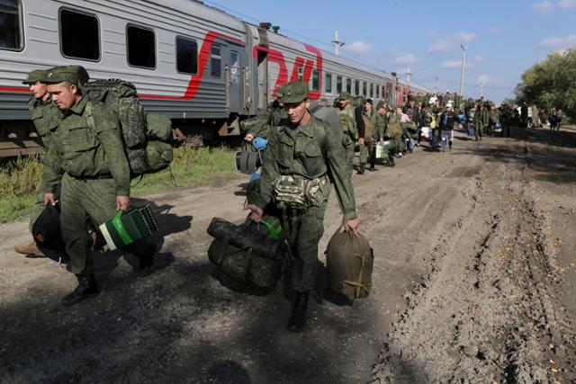 지난달 29일 러시아 징집병들이 볼고그라드주(州) 프루드보이 지역에 있는 열차를 탑승하러 걸어가고 있다. 프루드보이=AP 연합뉴스