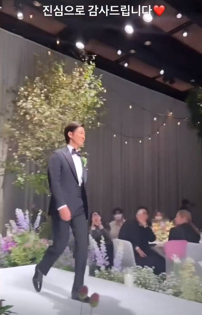 Actor Namgoong Min gave thanks.On the 8th, Namgoong Min wrote in his instagram: Actor Namgoong Min.I am grateful to many people who congratulated me, he said. I will live happily and happily in the future. He released a video of his entrance to the ceremony.In the video, Namgoong Min marched with a happy smile with a call for his position.Namgoong Min also released a photo of Wedding ceremony.The two men, dressed in tuxedo and wedding dress in the photo, stand on Virgin Road and face each others foreheads and have a happy smile.Around them, guests are applauding them like thunder and replacing them with congratulatory greetings.Many stars came to his social media and posted congratulatory comments, according to Actor Park Eun-bin, one of the most popular, Congratulations, be happy.Im sorry I couldnt go, I love you, brother! Happy, wrote my close junior and brother Isian.Sulyeon posted a picture of stealing tears in the Instagram story and said, Congratulations. He commented, Wedding ceremony, which was beautiful.Namgoong Min started his Acting career in 2001 with the film Bungee Jumping.Since then, not only the representative works Kims Chief, Stobrig and Black Sun, but also KBS 1TV My Kid like Gold, MBC One wonderful day, KBS 2TV Birth of Rich, SBS Can you hear me?, SBS Cheongdam-dong Alice .MBC Guam Huh Jun, tvN I need romance, JTBC Reunion for 12 Years: Soothed, Changguk, SBS Smell Girl, SBS Remember - Sons War, SBS Beauty and Heart, SBS Manipulation, SBS Hoonnamjeongeum, tvN Day and Night, Beautiful Sunday, One Guys and many other works.Jin A-reum debuted in 2008 as a model and appeared in Solutioner and Mans Guidebook. Recently, she has also played as Strangers and Storang.iMBC  Photo Capture Namgoong Min SNS