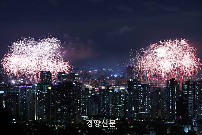 서울 여의도 한강공원 일대에서 열린 ‘한화와 함께하는 서울세계불꽃축제 2022’에서 서울(한화)팀의 화려한 불꽃이 8일 밤하늘을 수놓고 있다. /한수빈 기자