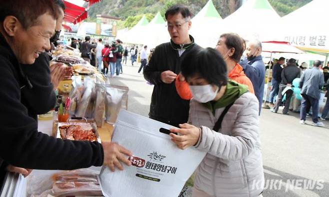 8일 강원 인제군 북면 용대리에서 막이 오른 황태 축제장을 많은 관광객들이 찾고 있다.