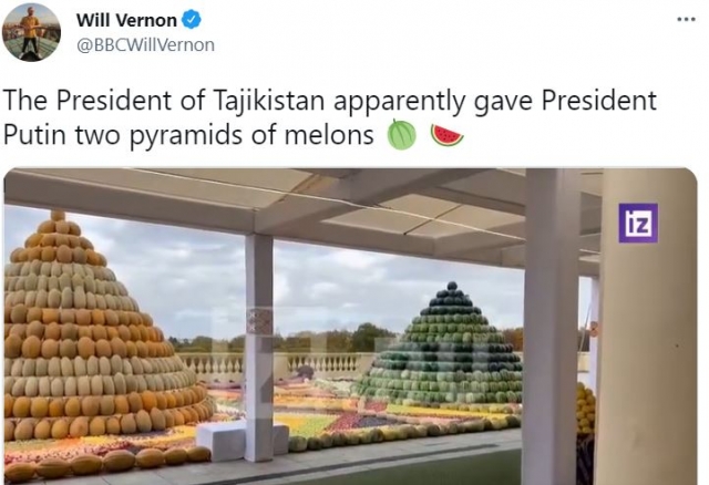 타지키스탄 대통령이 선물한 두개의 과일 피라미드. BBC 기자 트위터 캡처