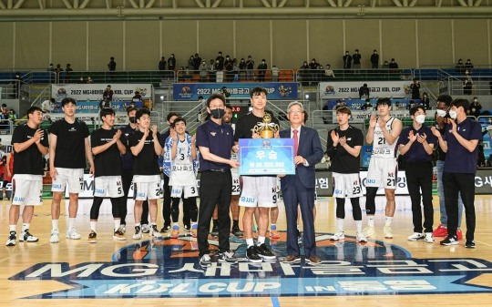 우승 차지한 수원 kt
[KBL 제공]