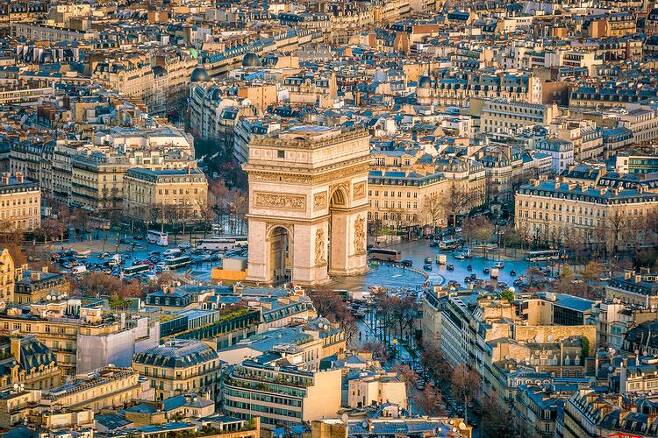 성공적인 도시계획으로 세계에서 가장 아름다운 도시로 명성을 떨친 파리.