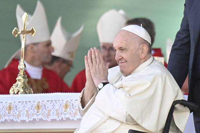 프란치스코 교황이 지난 9월 14일(현지시간) 카자흐스탄 누르술탄의 엑스포 행사장에서 미사를 집전하고 있다. 교황은 제7회 세계·전통 종교지도자대회 참석을 위해 카자흐스탄을 방문 중이다. [연합]