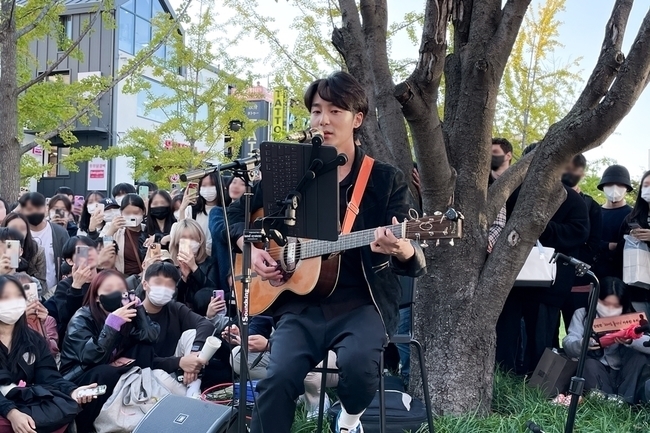 Singer Roy Kim is raising the comeback fever.Roy Kim sold out all seats on October 7th in two minutes after opening the 2022 Roy Kim Concert ticket.The 2022 Roy Kim Concert is a face-to-face concert of Roy Kim, which will be held for a long time since January 2019, and you can see various songs on the fourth music album including the pre-release single Back to That Time.Roy Kim has set up a colorful set list from long-loved hits to new songs.Roy Kim also hosted the My Soul - Liverpool Busking Version, which was held before the concert. Roy Kim, who opened the first My Soul - Liverpool Busking Version on the forest road of Gyeongui Line on the 7th, said, Love Love Love, Spring Spring,  I heard a variety of music including pop song cover song.Roy Kim will be communicating with more audiences on the 8th in front of Shinchon Hyundai Department Store Yuflex and in the North Seoul Dream Forest.Roy Kim is anticipating active music activities in the second half of the year, following the release of the pre-release single Back then at 6 p.m. on the 14th, followed by the release of the Music album commemorating the 10th anniversary of debut on the 25th, and the hosting of 2022 Roy Kim Concert on November 19 and 20.The pre-release single Return to That Time is a song that captures the more ripe Roy Kims sensitivity and musical capabilities, and Roy Kim wrote and composed it himself.