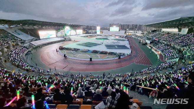 [울산=뉴시스] 배병수 기자 = 제103회 전국체육대회 개막식이 지난 7일 오후 울산종합운동장 주경기장에서 진행되고 있다. 2022.10.07. bbs@newsis.com