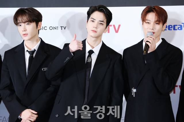 그룹 더보이즈(THE BOYZ) 현재, 영훈, 주연이 8일 오후 서울 송파구 KSPO DOME(올림픽체조경기장)에서 열린 ‘2022 더팩트 뮤직 어워즈(TMA)’ 레드카펫에서 포즈를 취하고 있다. / 사진=김규빈 인턴기자