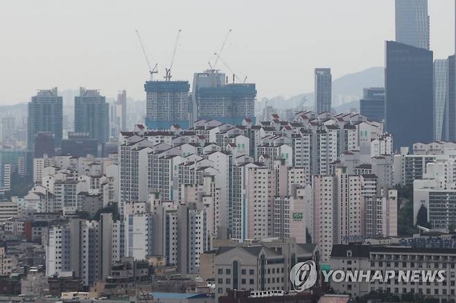 10월 둘째주 전국 1만4천여가구 아파트·오피스텔 공급 사진은 지난달 15일 서울 남산에서 바라본 시내 아파트와 재건축 현장 모습. [연합뉴스 자료사진]