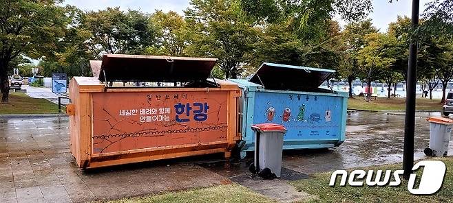 2022 서울 서울 세계 불꽃축제 다음날 오전 여의도 한강공원의 한 쓰레기 컨테이너 모습.ⓒ 뉴스1