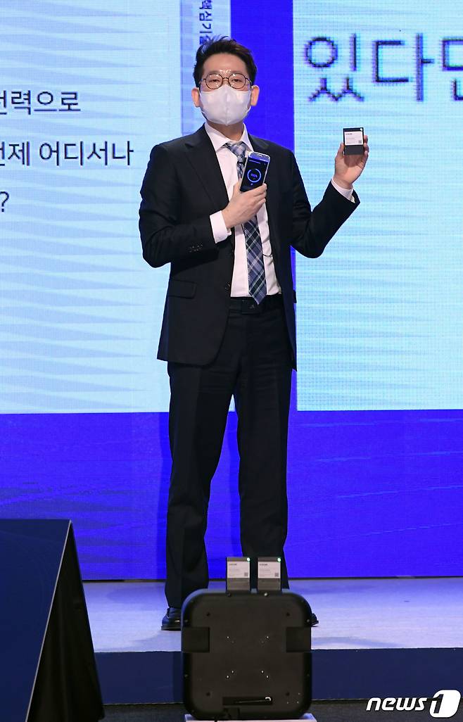 2일 서울 중구 대한상의에서 열린 규제샌드박스 2주년 성과보고회에서 이경학 워프솔루션 대표가 원거리 무선충전 솔루션을 소개하고 있다. 2021.2.2/뉴스1 ⓒ News1 오대일 기자