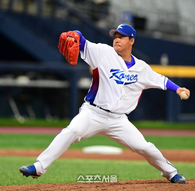 2017년 월드베이스볼클래식(WBC) 출정을 앞둔 한국 야구대표팀이 2017년 2월25일 서울 고척스카이돔에서 쿠바와의 평가전을 가졌다. 이현승이 8회말 역투하고 있다. 고척 | &nbsp;최승섭기자 thunder@sportsseoul.com