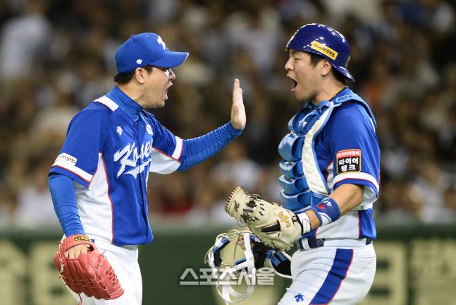 야구 국가대표팀의 이현승이 지난 2015년 11월19일 일본 도쿄돔에서 열린 2015 프리미어12 한국과 일본의 준결승 경기에서 마지막 타자를 땅볼로 잡아내며 역전승을 거둔 뒤 포수 강민호(오른쪽)와 기쁨을 나누고 있다. 도쿄 | 박진업기자 upandup@sportsseoul.com