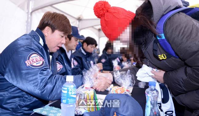 두산 베어스의 2015 프로야구 우승을 기념하기 위해 열린 페스티발에서 이현승(왼쪽)이 팬들에게 사인을 해주고 있다. 잠실 | 이주상기자 rainbow@sportsseoul.com