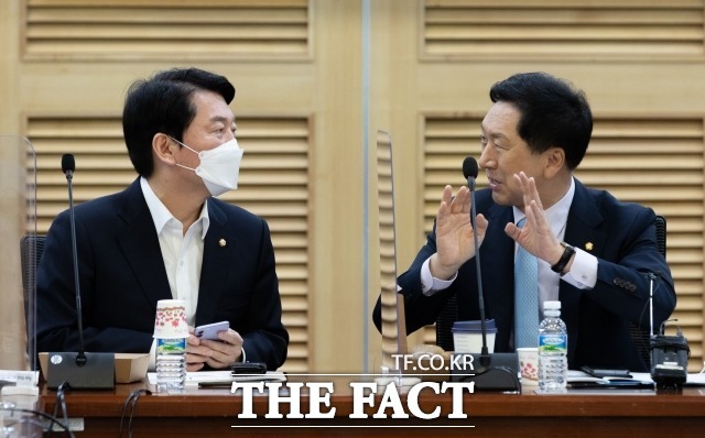 당권 도전을 공식화한 국민의힘 안철수(왼족)·김기현 의원이 최근 서로 견제구를 날리며 신경전을 벌이고 있다. /남윤호 기자