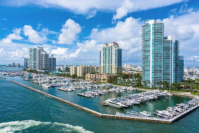 사진 : 크라운구스(CROWN GOOSE),&nbsp;2022 마이애미 스윔위크가 열린 해변 전경