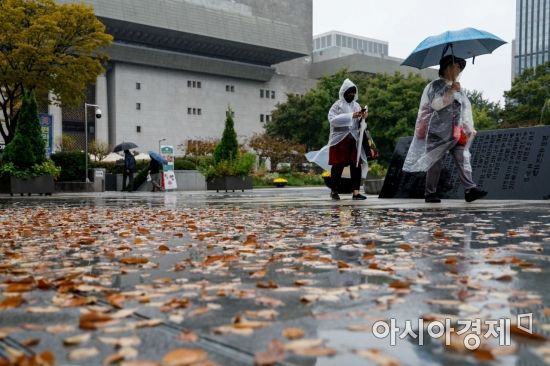 가을비가 내리고 있는 3일 서울 종로구 광화문 광장에서 시민들이 우산을 쓰고 이동하고 있다./강진형 기자aymsdream@