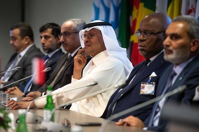 압둘아지즈 빈 살만 사우디아라비아 에너지 장관(가운데)이 5일(현지시각) 오스트리아 빈의 석유수출국기구(OPEC) 본부에서 열린 기자회견에 참석하고 있다. /연합뉴스
