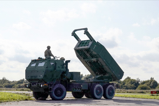 미국이 우크라이나에 지원한 고속기동포병로켓시스템(HIMARS·하이마스). AP 연합뉴스.