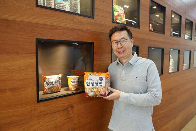 5일 서울 동작구 신대방동 농심 본사에서 만난 최영갑 농심 마케팅 팀장이 한글 서체가 쓰인 안성탕면을 소개하고 있다. 농심 제공