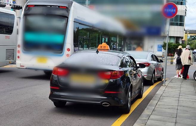 지난 6일 오후 2시 제주시외버스터미널 택시 승강장에 서있는 택시들 모습