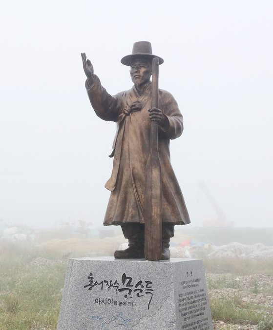 전남 신안군 우이도에 있는 홍어장수 문순득 동상. 사진 신안군