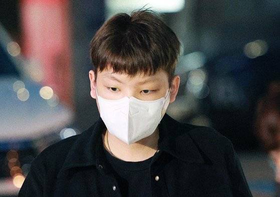 무면허 운전과 음주측정 거부·경찰관 폭행 등 혐의로 입건된 장제원 국민의힘 의원 아들인 래퍼 장용준(22·활동명 노엘)이 지난해 9월30일 서울 서초구 서초경찰서에서 경찰 조사를 위해 출석하고 있다. 뉴스1