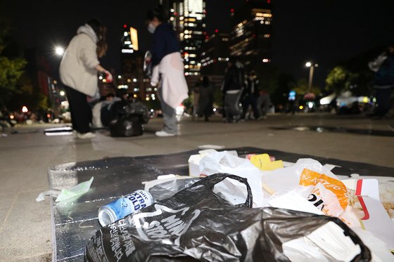 지난 8일 오후 서울세계불꽃축제 불꽃쇼가 끝난 여의도 한강공원에서 봉사자들이 버려진 쓰레기를 정리하고 있다. 연합뉴스