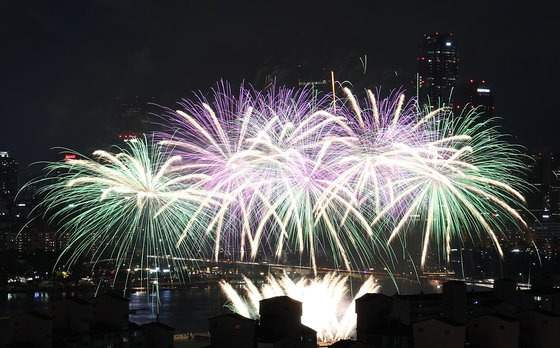 지난 8일 오후 서울 여의도 한강공원 일대에서 열린 '한화와 함께하는 서울세계불꽃축제 2022'에서 화려한 불꽃이 밤하늘을 수놓고 있다.   3년 만에 열리는 이번 행사의 주제는 '위 호프 어게인(We Hope Again)'이다. 코로나19로 지친 일상을 위로하고 다시 꿈과 희망의 불꽃을 쏘아 올린다는 의미다. 연합뉴스