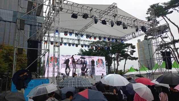 9일 오후 서울 잠실 롯데타워 앞 잔디광장에서 열린 '2022 청춘, 커피 페스티벌'에서 더구니스크루가 비보잉 공연을 펼치고 있다. 최세영 기자.