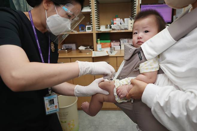 독감 무료 예방접종이 시작된 지난달 21일 광주 북구 미래아동병원에서 아기가 독감 주사를 맞고 있다. 연합뉴스