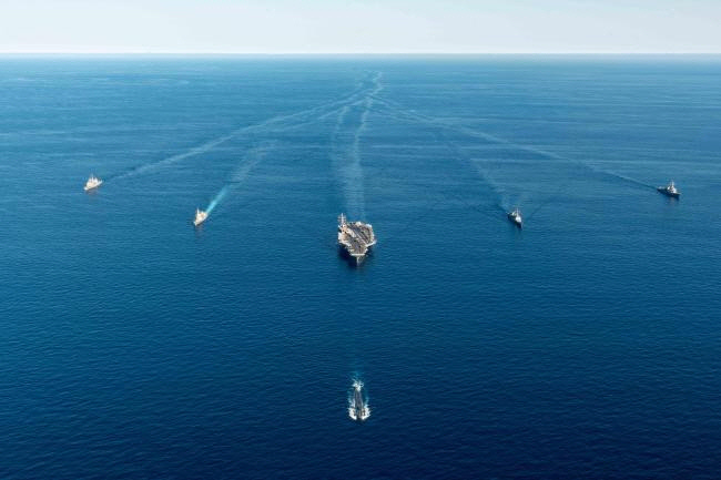 한미일 대잠전 훈련 참가전력들이 9월 30일 동해 공해상에서 기동훈련을 하고 있다. 사진 오른쪽부터 미국 이지스구축함 벤폴드함(DDG), 한국 구축함 문무대왕함(DDH-II), 미국 원자력추진 항공모함 로널드 레이건함(CVN), 일본 구축함 아사히함(DD), 미국 순양함 첸슬러스빌함(CG). 대열 제일 앞쪽은 미국 원자력추진 잠수함 아나폴리스함(SSN). 해군본부 제공