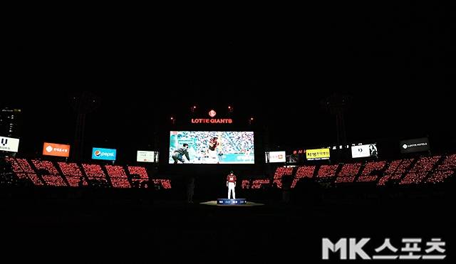 조선의 4번타자, 롯데의 심장, 거인의 자존심, 자이언츠의 영원한 10번 롯데 이대호가 영구결번을 사직구장에 새기고 거인의 전설로 영원히 남았다. 사진(부산)=천정환 기자