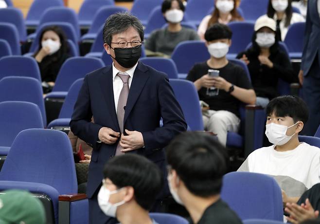 유승민 전 의원이 지난달 29일 오전 대구 북구 경북대학교에서 '무능한 정치를 바꾸려면'이라는 주제로 특강을 하기위해 강의실로 들어오고 있다. [연합]