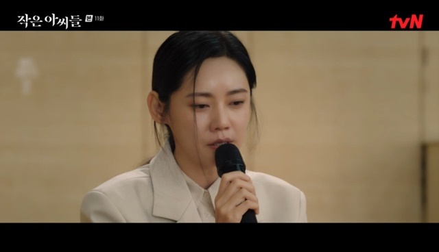 Choo Ja-hyuns past history has been revealed and added strength to the Reversal story ending.In the 11th episode of TVNs Saturday drama Little Women (playplayplay by Chung Seo-kyoung/directed by Kim Hee One), which aired on October 8, the past history of Jin Hwa-young (Choo Ja-hyun) was revealed.Oneivory (Tumb One) tried to drive Oh In-ju (Kim Go-eun) to Killing Jin Hwa-yeong, and misin-kyung (Nam Ji-hyun) recalled Jin Hwa-young, who met at the Victims meeting of the Savings Bank only after seeing Jin Hwa-yeongs face through the news.At that time, Jin Hwa-young acted as an ID and misin-kyung could not recall by name.Jin Hwa-yeong, then, said, I collected 200 million and gave it to my mother. Lets buy an apartment.I couldnt get her all day. If I hadnt given her the money, the money I had collected for her was evil.Misin-kyung said, It was an impressive Victims.Everyone agreed that money was a demon, he said, and Ha Jong-ho (Kang Hoon) wondered, Did the person who testified that money was a demon four years ago steal 70 billion won? Misin-kyung reasoned that money may not have been the purpose.