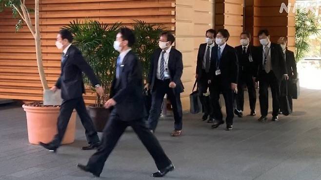 관저로 출근하는 기시다 총리를 뒤따르는 비서관들. NHK 홈페이지 캡처
