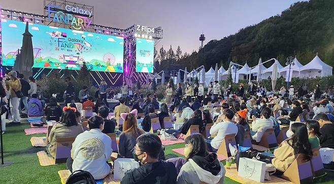 경기 용인시 에버랜드 장미원에서 지난 8일 펼쳐진 삼성전자 ‘갤럭시 팬파티 제각각 캠크닉’ 현장 전경.삼성전자 제공