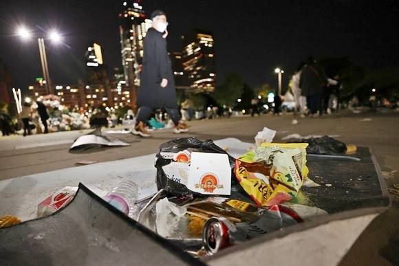 8일 오후 서울세계불꽃축제 불꽃쇼가 끝난 여의도 한강공원에 쓰레기가 버려져 있다. 2022.10.8 서울 연합뉴스