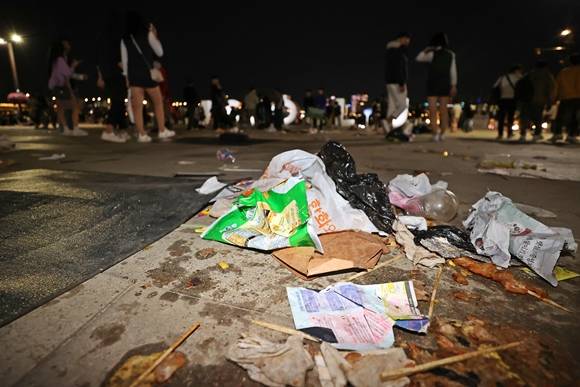 8일 오후 서울세계불꽃축제 불꽃쇼가 끝난 여의도 한강공원에 쓰레기가 버려져 있다. 2022.10.8 서울 연합뉴스