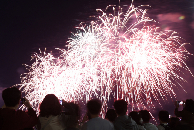 8일 오후 서울 여의도 한강공원 일대에서 열린 '한화와 함께하는 서울세계불꽃축제 2022'에서 화려한 불꽃이 밤하늘을 수놓고 있다. 연합뉴스