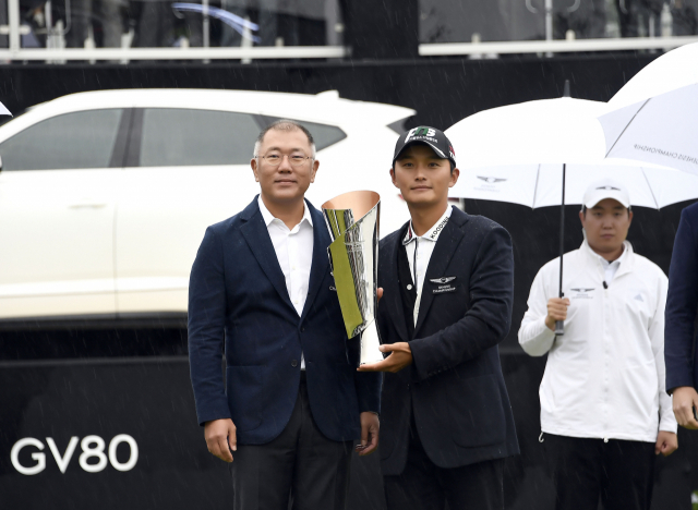 정의선(왼쪽) 현대차그룹 회장이 9일 ‘2022 제네시스 챔피언십’에서 우승한 김영수 선수와 기념촬영을 하고 있다. 사진제공=현대차그룹