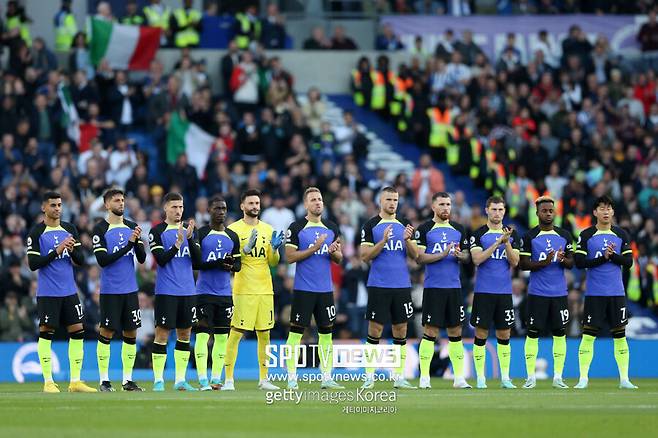 ▲ 경기 전 지안 피에로 벨트론 코치를 추모하는 토트넘 홋스퍼 선수들.