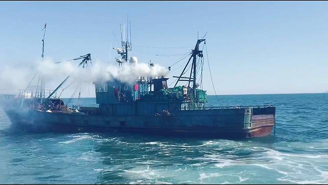 해경에 나포된 중국 어선 [서해5도 특별경비단 제공]