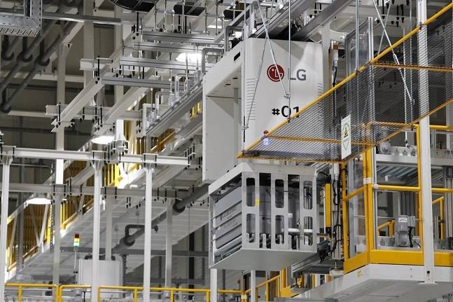 천장에 달린 고공 컨베이어는 작업자 바로 앞까지 물류를 자동으로 이동시켜준다./사진=LG전자 제공