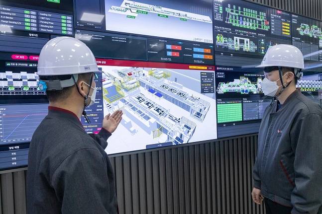 통합생산동 1층 로비에는 디지털 트윈 기술로 구현한 현재 가동 중인 생산라인과 부품 이동, 재고 상황, 설비 이상유무, 제품 생산 실적 등을 한눈에 확인할 수 있다./사진=LG전자 제공