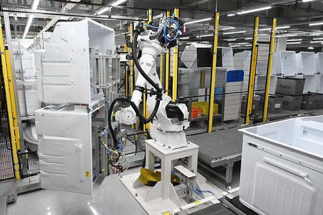 LG전자 스마트파크 통합생산동 생산라인에 설치된 로봇팔이 냉장고 부품을 옮기고 있다. (사진=LG전자)