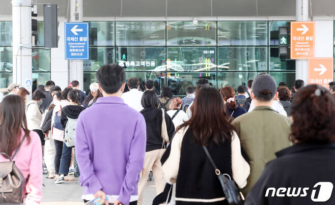 한글날 연휴 마지막 날인 10일 오전 여행을 마친 관광객들이 제주국제공항 출발장으로 향하고 있다. 2022.10.10/뉴스1 ⓒ News1 오현지 기자