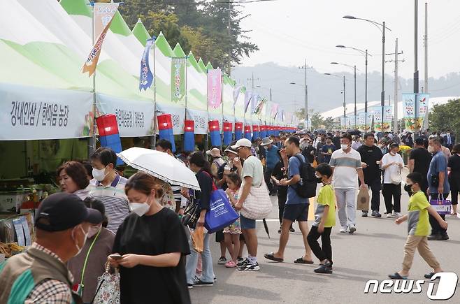 충북 청주시 청원구 오창읍 미래지테마공원에서 열린 '2022 청원생명축제'에 많은 관람객들이 방문했다.(청주시 제공).2022.10.10/뉴스1