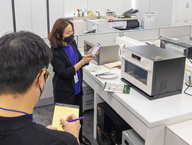 LG전자 연구원이 디오스 오브제컬렉션 광파오븐의 인공지능쿡 기능을 설명하고 있다. /LG전자 제공