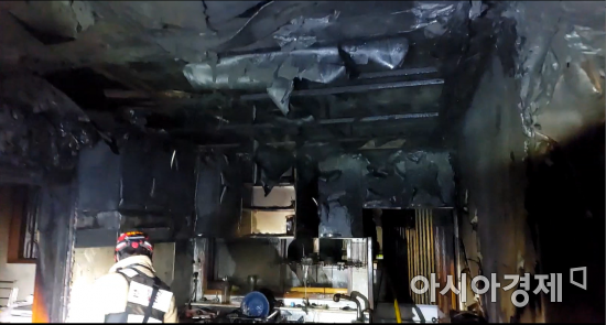 서울 마포소방서에 따르면 10일 오전 2시 41분께 서울 마포구 연남동의 한 다세대 주택에서 화재가 발생했다. 이 화재로 반지하에 거주하던 30대 남성이 사망했다./사진제공=서울 마포소방서