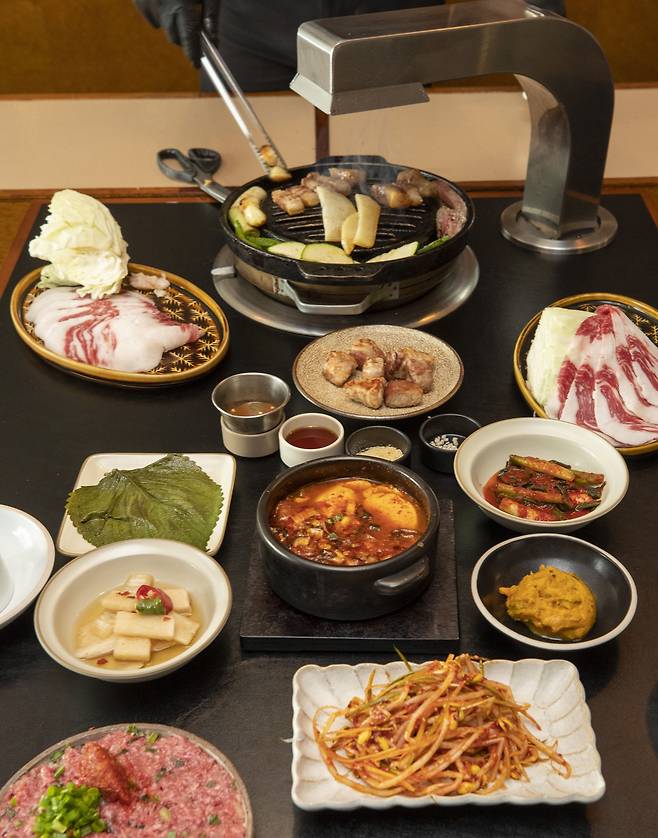 고도식의 기본 차림상. 고기 메뉴는 위부터 '알등심' '한우양백차돌' '청어알한우육회'다. 가운데 있는 순두부찌개는 테이블당 하나씩 올라가는 서비스 메뉴다./김지호 기자